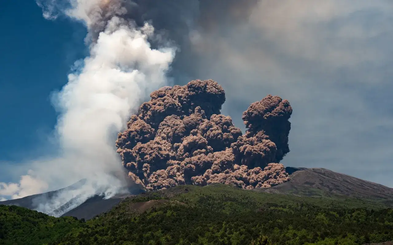 Potężna erupcja Etny wyrzuca w niebo kłęby dymu i popiołu. Wulkan budzi się do życia, tworząc spektakularny, choć groźny widok.