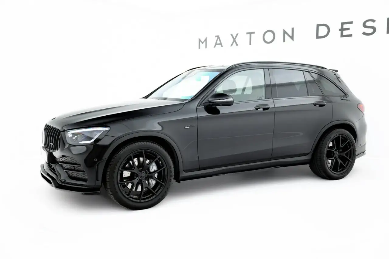 Czarny Mercedes-Benz GLC 43 AMG z czarnymi felgami i agresywnym body kitem od Maxton Design.