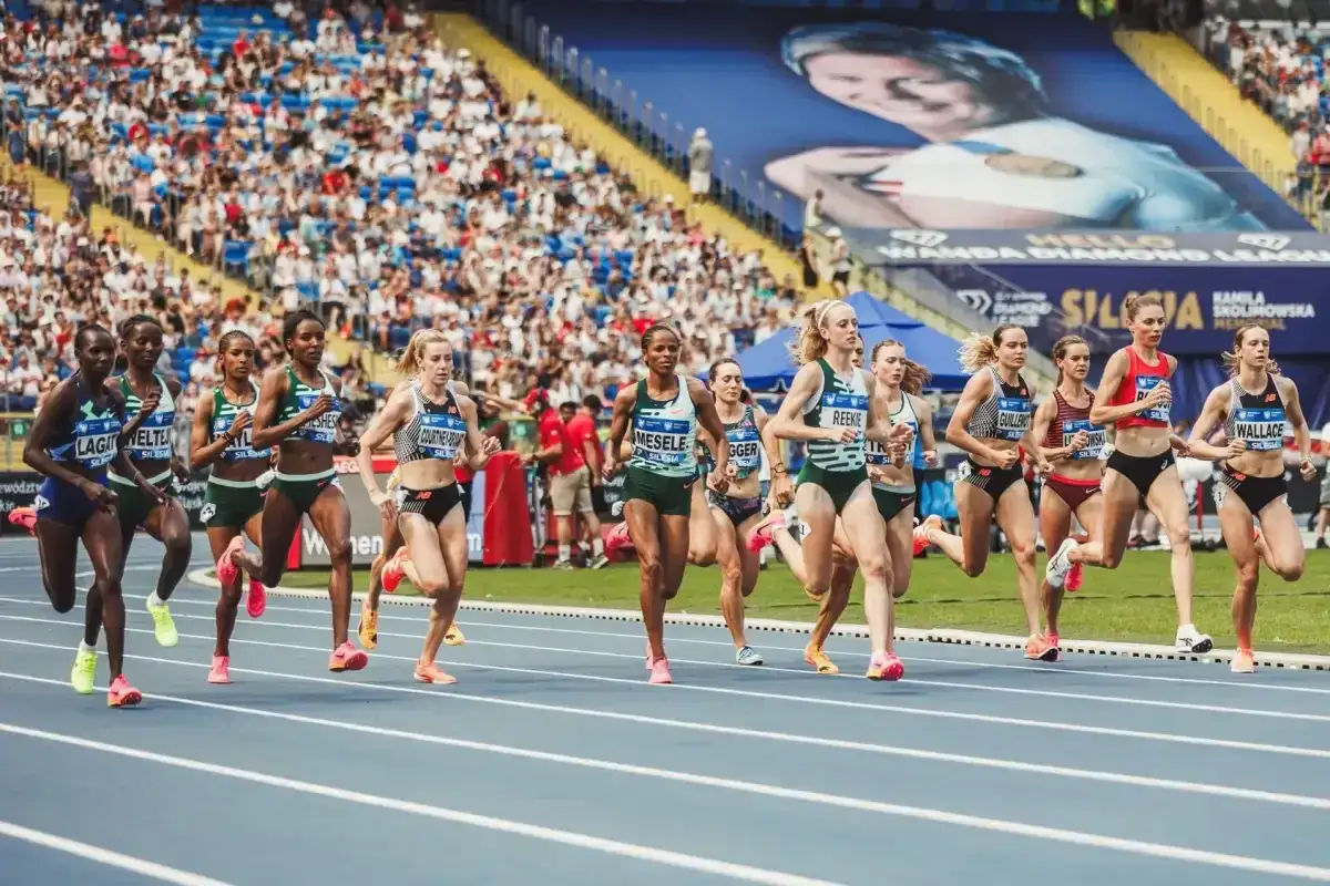 Weronika Lizakowska biegnie w zawodach lekkoatletycznych, walcząc o zwycięstwo na bieżni.