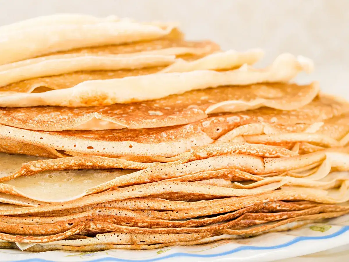 Pile de cr&ecirc;pes dor&eacute;es, l&eacute;g&egrave;res et a&eacute;riennes, parfaites pour un brunch. Un d&eacute;lice de cr&ecirc;pe &agrave; la bi&egrave;re.
