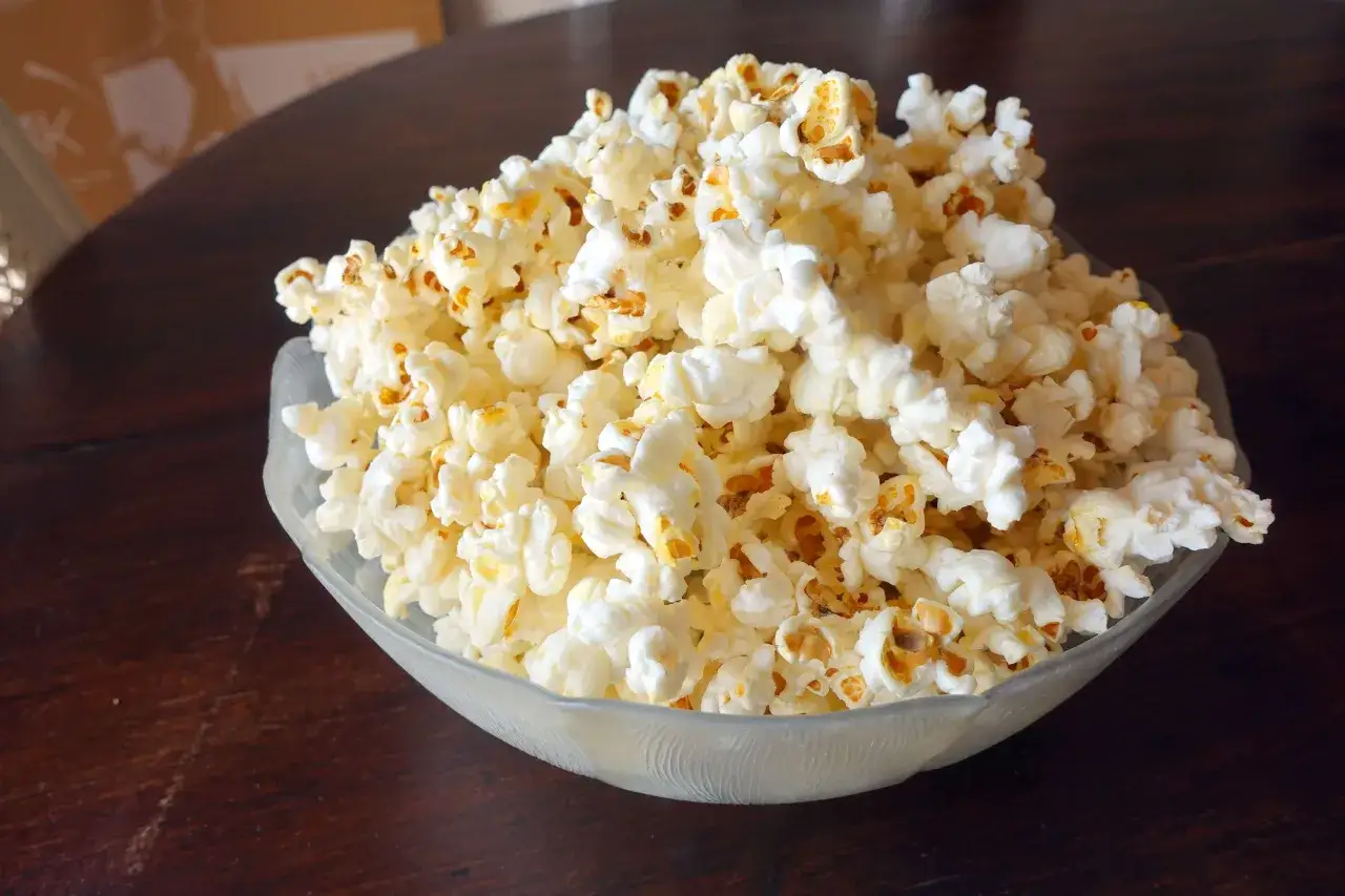 Schüssel voller frisch gemachtem Popcorn, perfekt für einen gemütlichen Filmabend. Popcorn selber machen ist einfach und lecker!