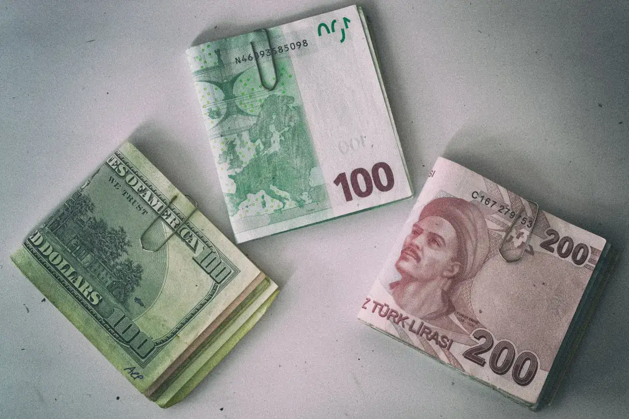 Dolar, euro i banknot 200 lir, czyli waluta w Turcji, leżą obok siebie.