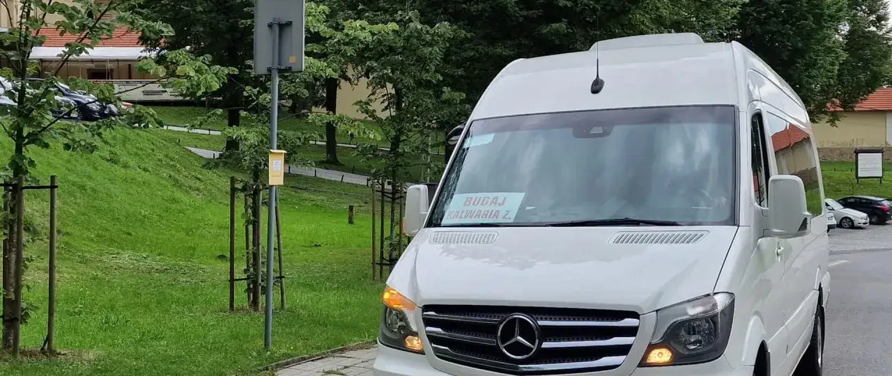 Biały bus z napisem