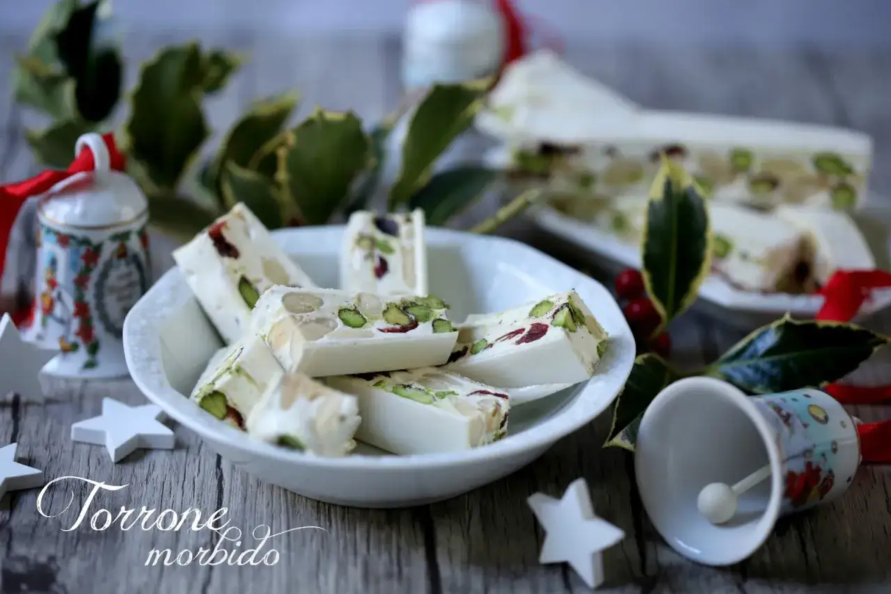 Weiches Torrone-Rezept mit Mandeln, Pistazien und Cranberries, festlich dekoriert.