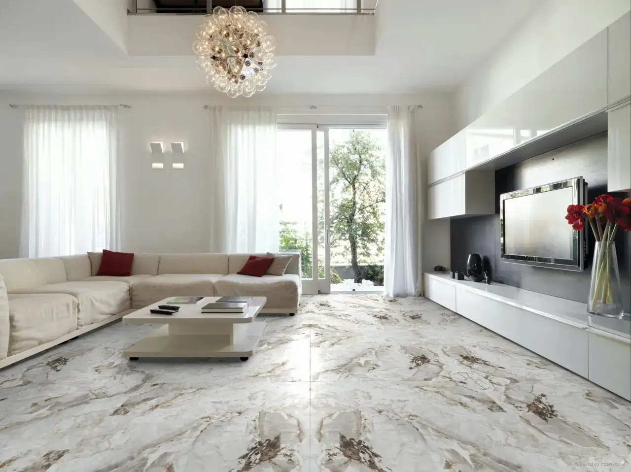 El suelo de m&aacute;rmol veteado de esta sala de estar moderna complementa el sof&aacute; blanco y la mesa de centro. El z&oacute;calo de la casa se integra perfectamente con el dise&ntilde;o.