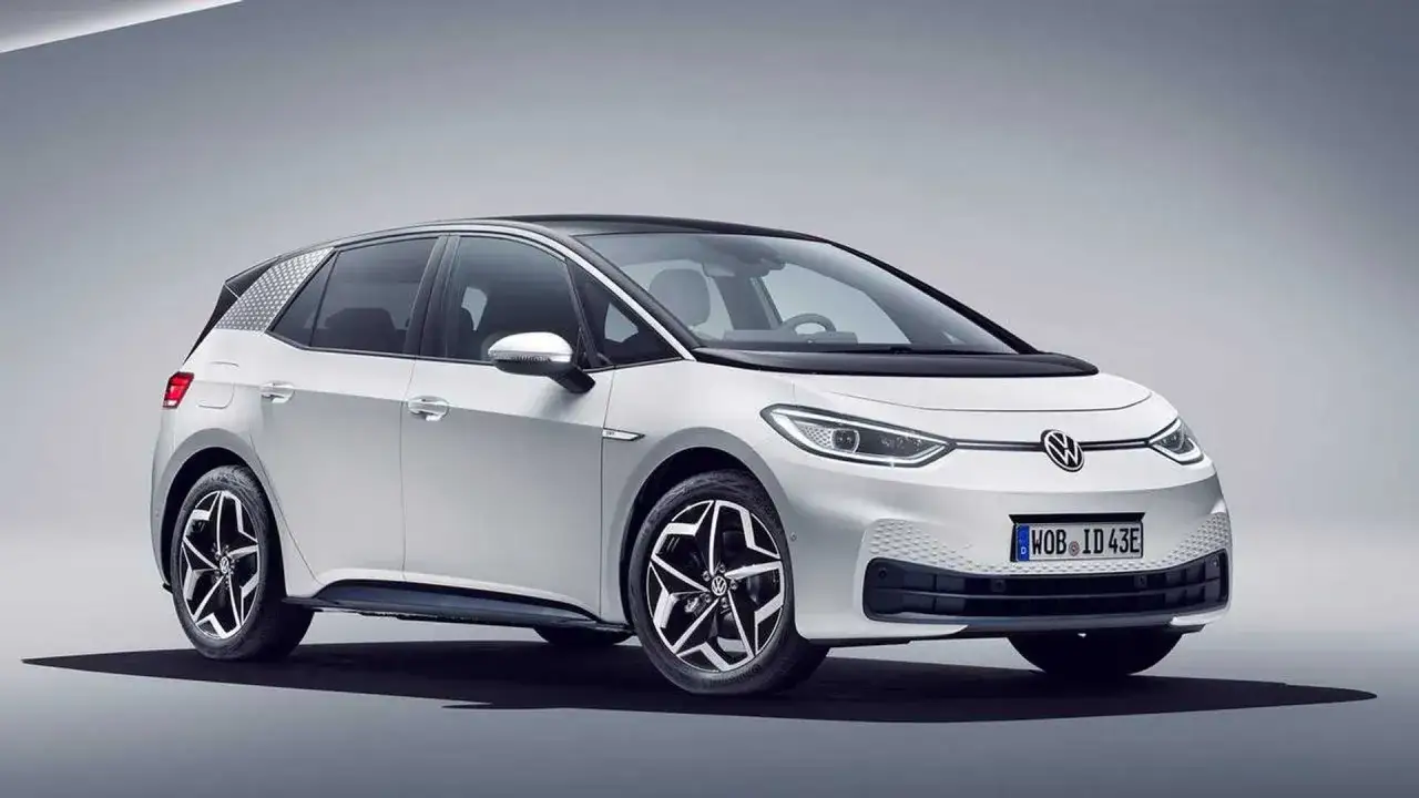 Volkswagen ID.3 bianca con tetto nero, un'auto elettrica che promette grande autonomia.