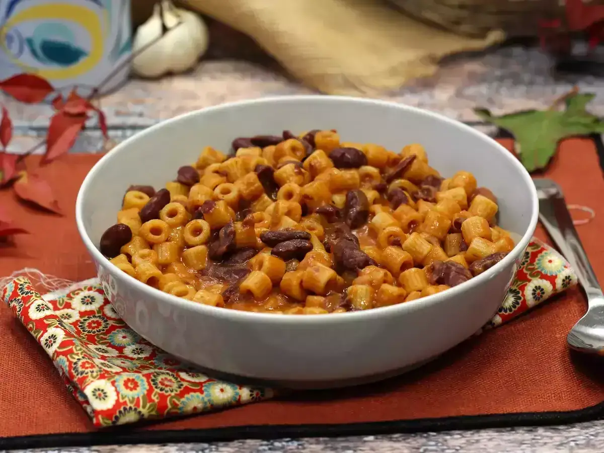 Un taz&oacute;n de pasta e fagioli, un reconfortante plato italiano con macarrones y frijoles en una rica salsa.