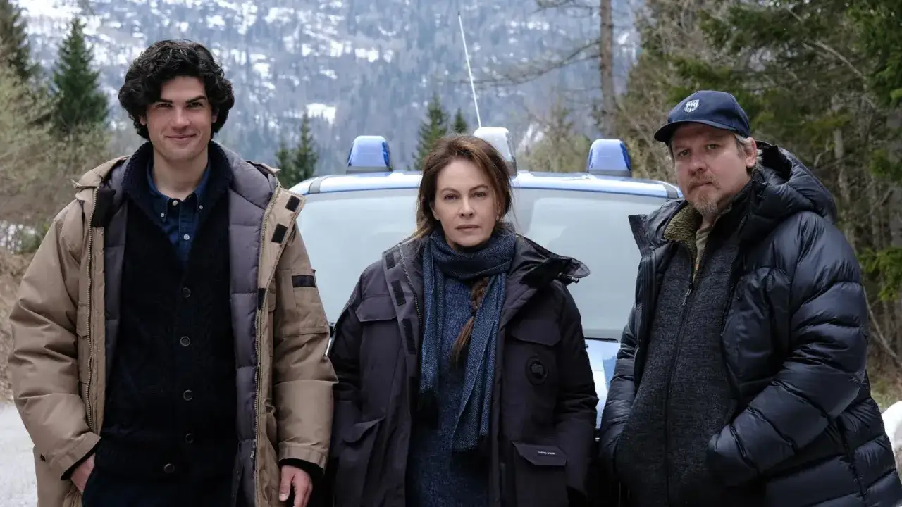 Tre detective in un'ambientazione invernale, forse legati alla trama di