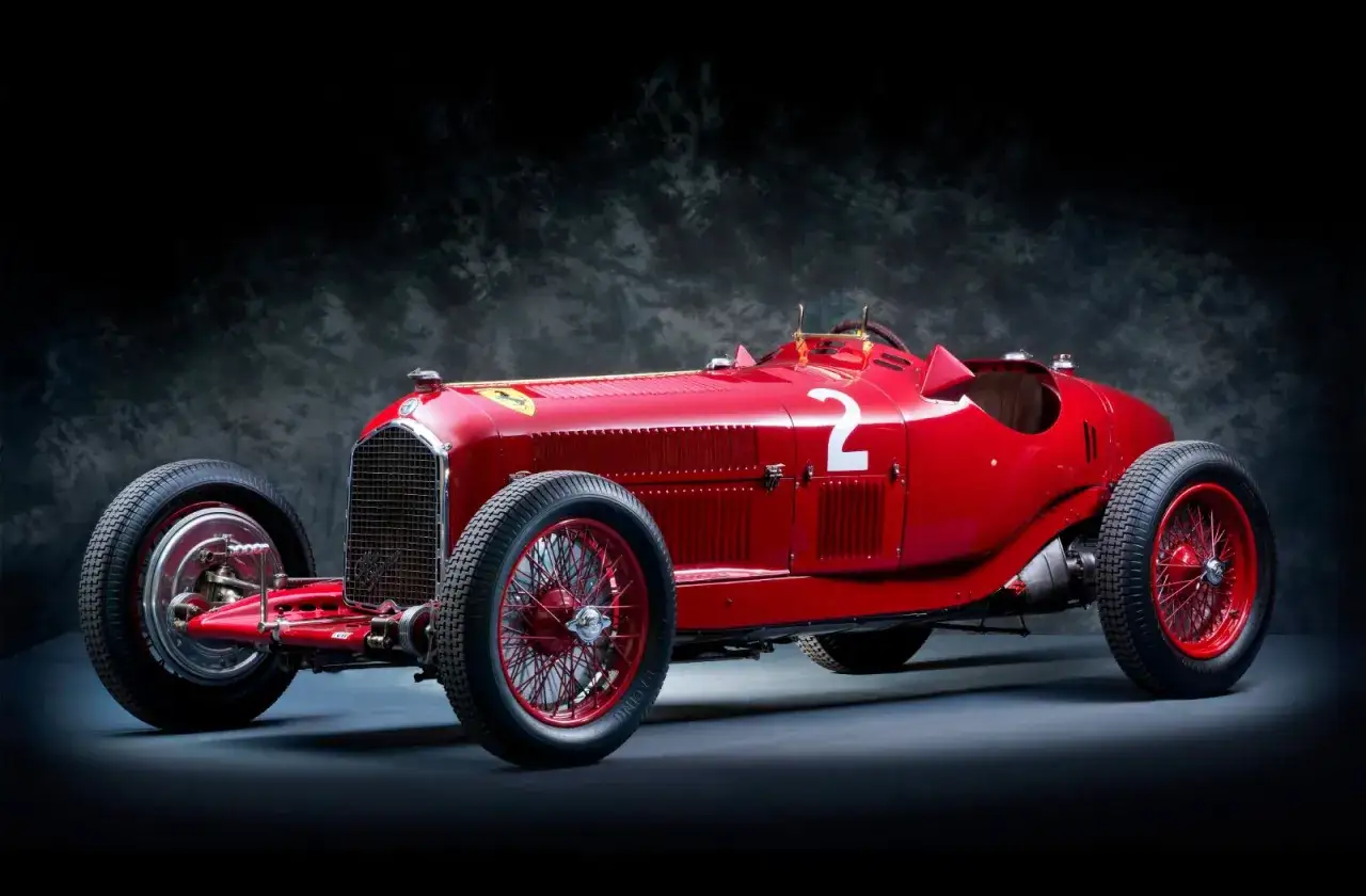 Roter Alfa Romeo P3 Rennwagen mit der Startnummer 2, ein Klassiker der Rennsportgeschichte.