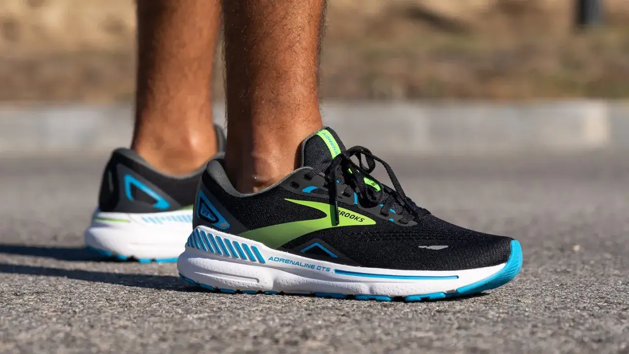 Zapatos Brooks Adrenaline GTS 23, ideales para aliviar la inflamaci&oacute;n del seno del tarso.