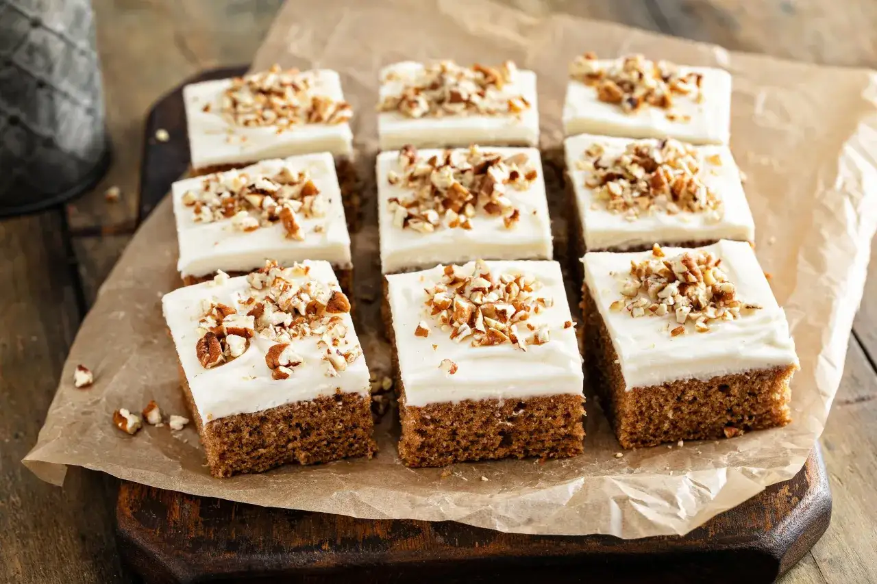 Nio bitar saftig morotskaka i l&aring;ngpanna, toppad med kr&auml;mig glasyr och hackade n&ouml;tter. Perfekt f&ouml;r fika!