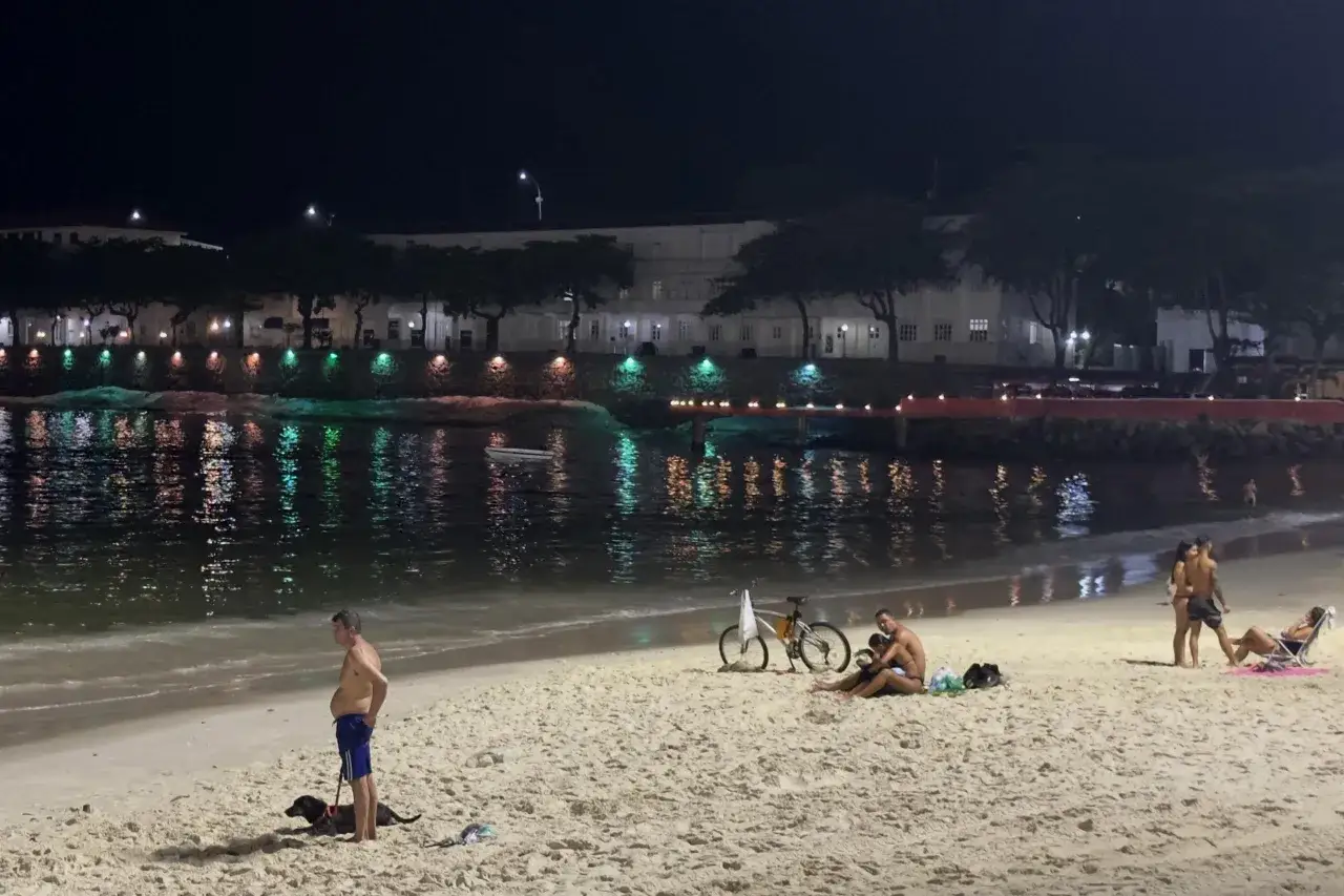 Nocna plaża w Brazylii. Ludzie odpoczywają, spacerują z psami, jeżdżą na rowerach. Czy Brazylia jest bezpieczna? Wydaje się, że tak, przynajmniej tutaj.