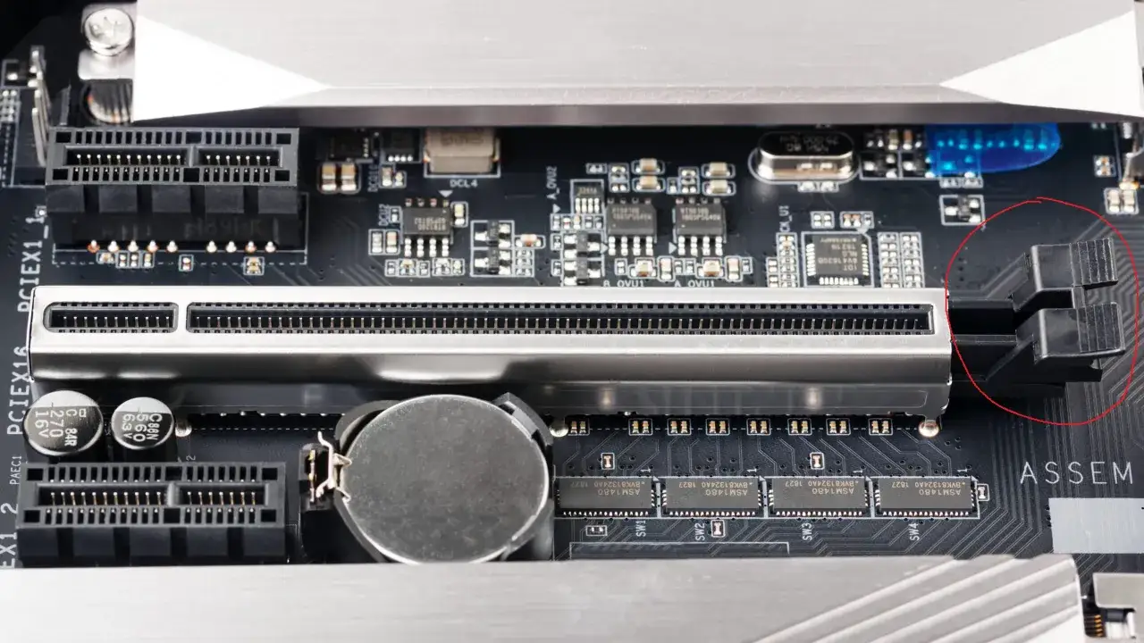 Nahaufnahme des Grafikkarte Anschluss Mainboard mit roten Kreis um die Stromanschlüsse.