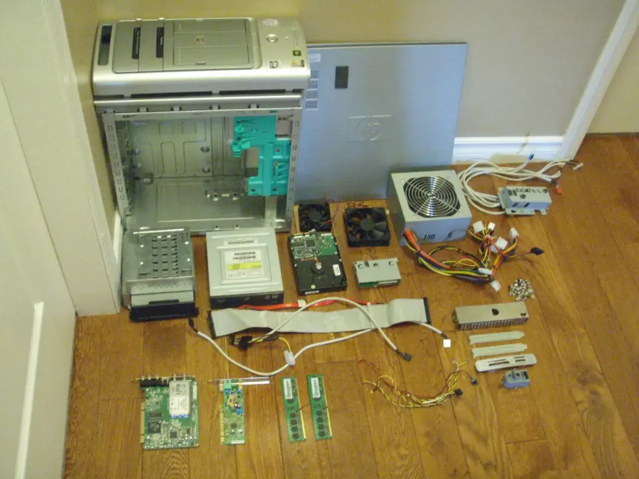Composants d'un PC démonté : boîtier, carte mère, disques dur, alimentation, ventilateurs, RAM. C'est ça un barebone PC, c'est quoi ?