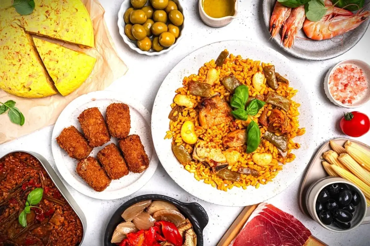 Ein Festmahl mit Paella, Tortilla, Kroketten und Oliven &ndash; ein wahrer spanischer Salat f&uuml;r die Sinne.