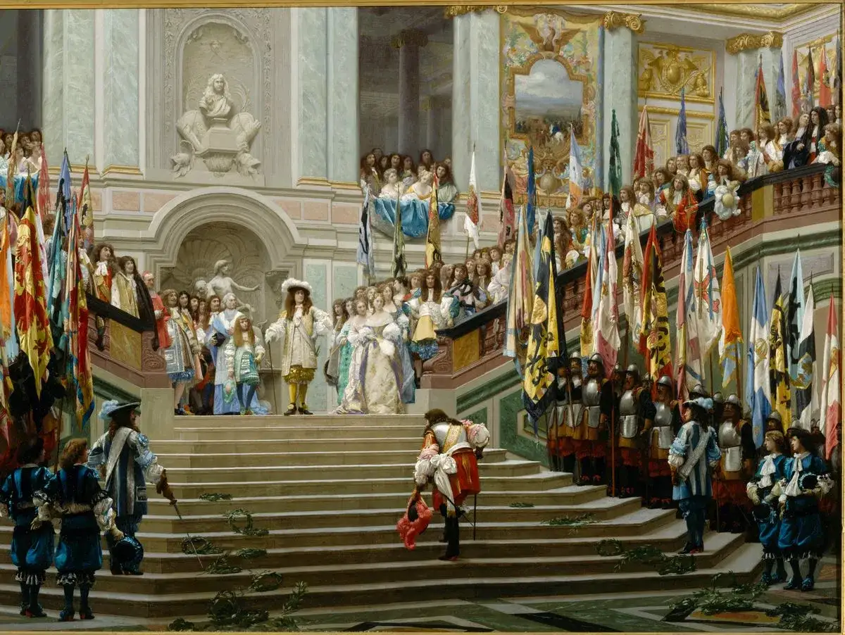 Prunkvolle Zeremonie im Frankreich des 17. Jahrhunderts: König und Hofstaat auf einer Treppe, umgeben von Fahnen und Wachen.