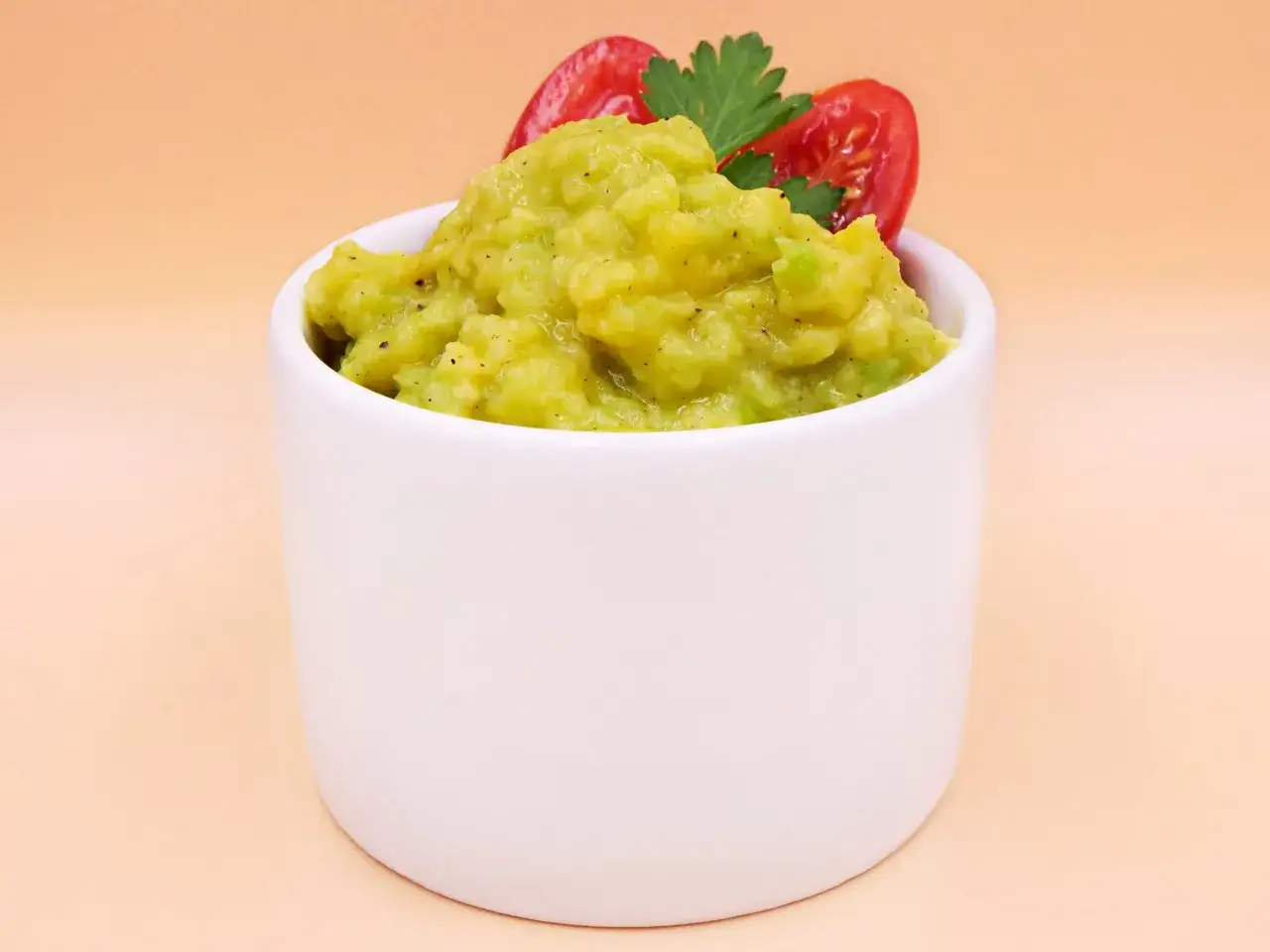 Świeże, domowe guacamole w misce z nachosami