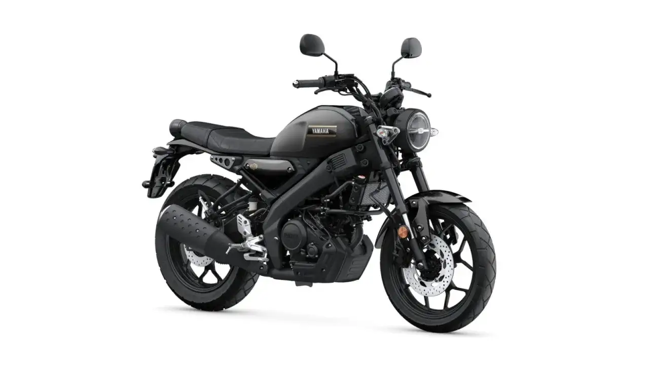 Czarny motocykl Yamaha XSR 125, idealny jako pierwszy motor na kat B. Stylowy, retro design.