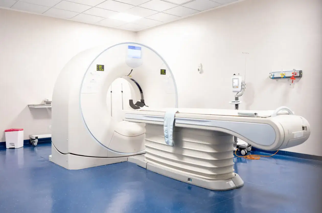 Scanner IRM dans une salle d'examen. La question