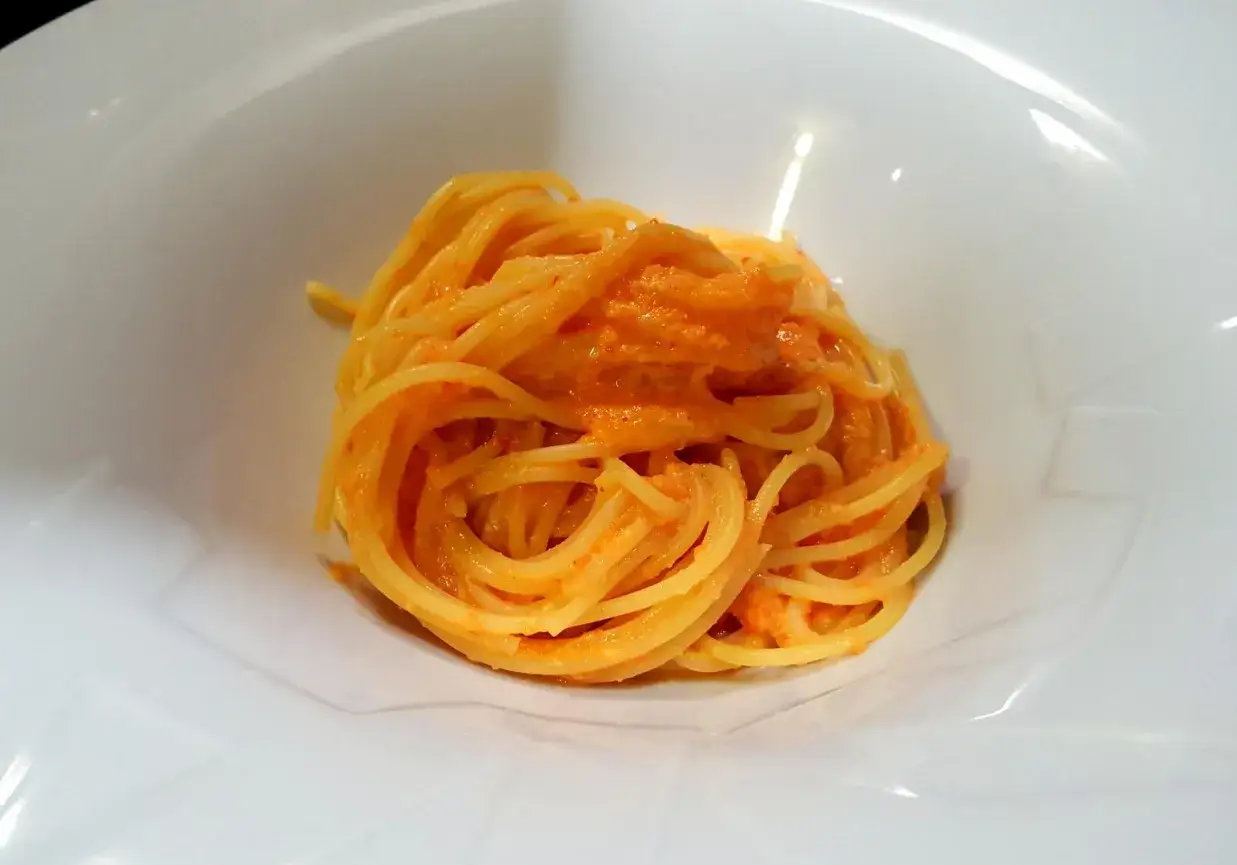 Spaghetti z kremowym pesto alla calabrese, pełnym smaku papryki i pomidorów.