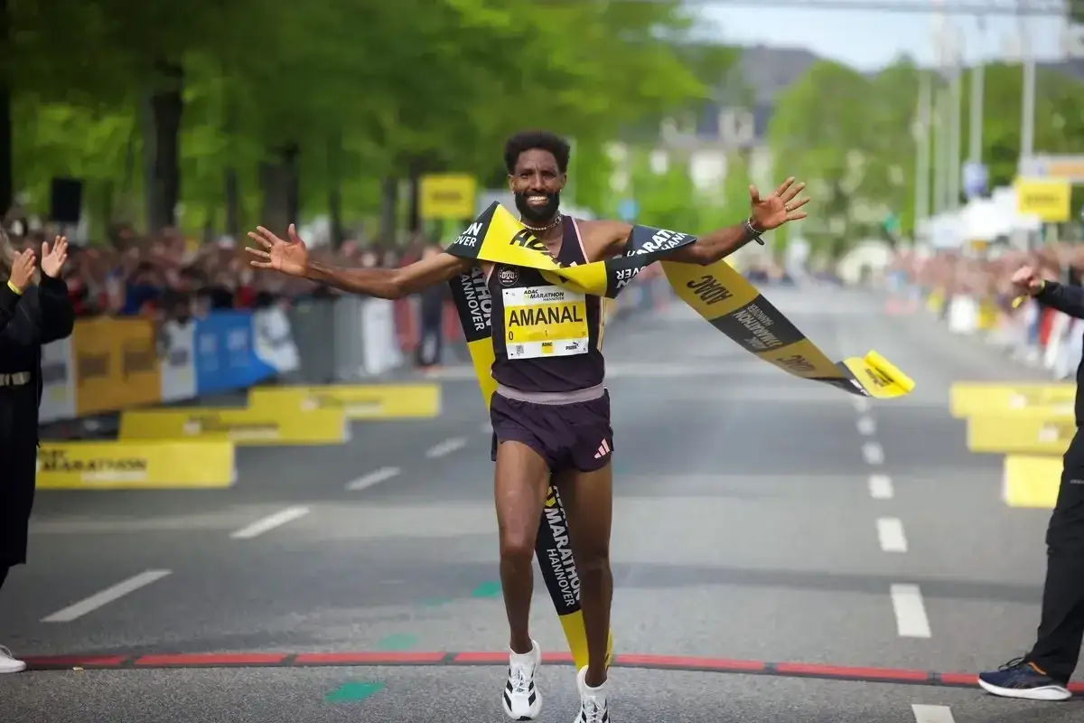L&auml;ufer durchbricht jubelnd die Ziellinie beim Hannover Marathon. Ein Highlight im laufkalender niedersachsen.