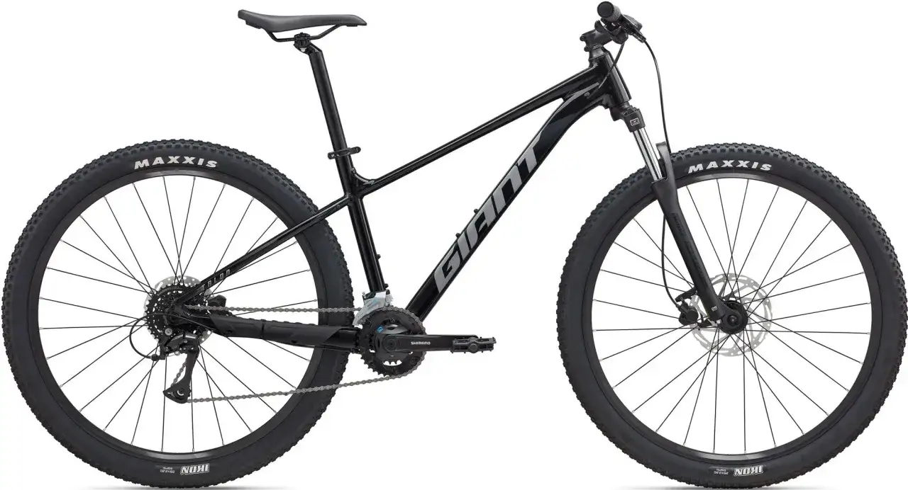 Czarny rower górski marki **Giant** z napędem Shimano i oponami Maxxis. Gotowy na przygodę!