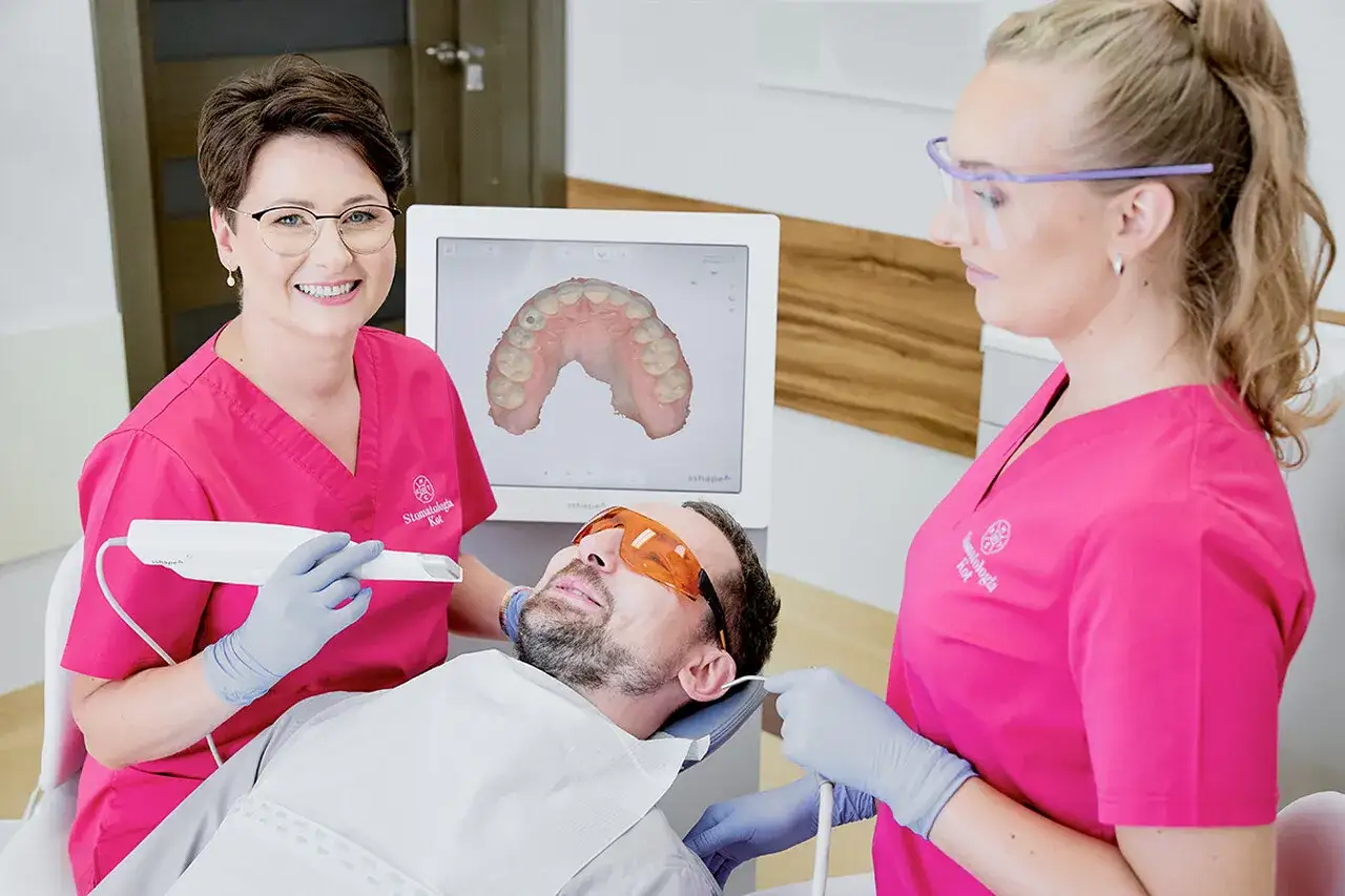 Dentystka skanuje zęby pacjenta, na ekranie widok uzębienia.