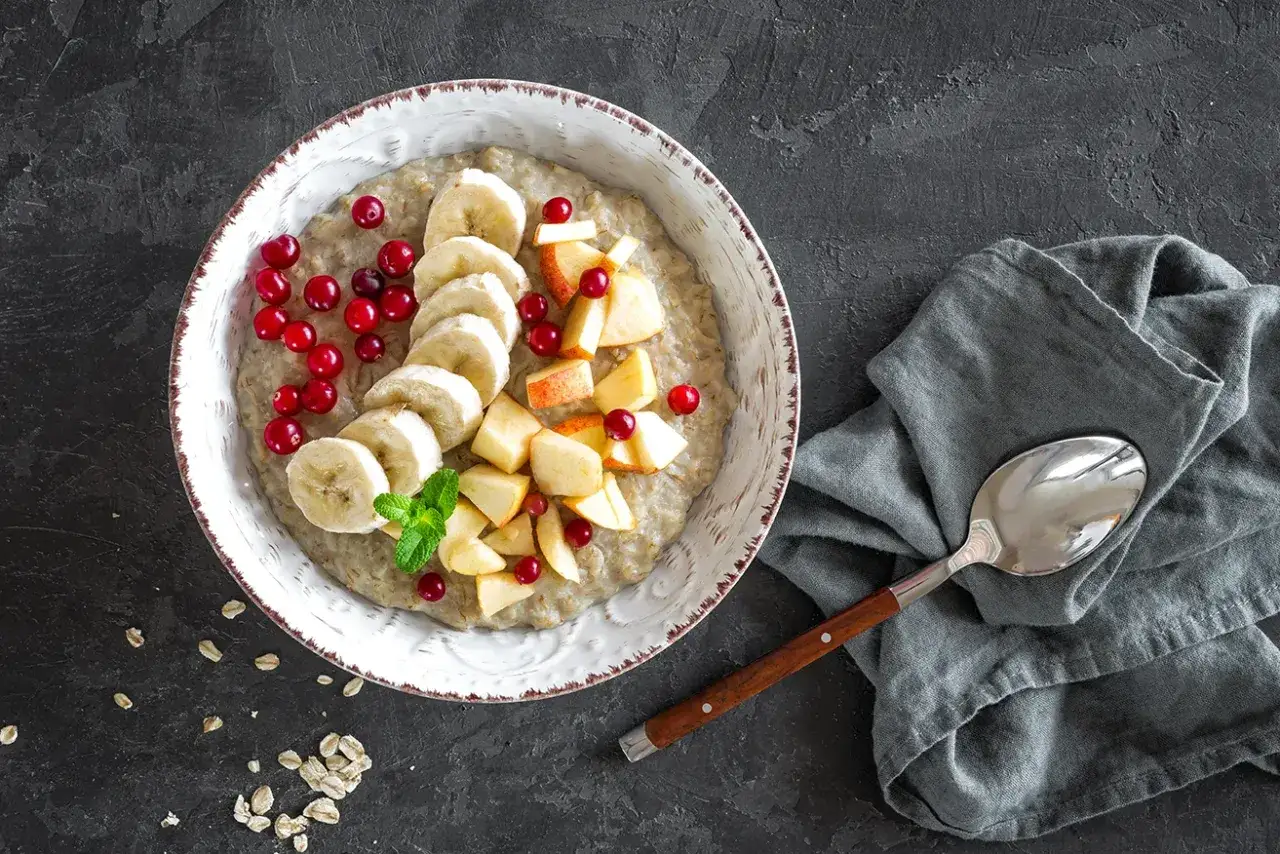 Gesunder Sahur: Haferbrei mit Banane, Apfel, Cranberries und Minze. Perfekt f&uuml;r einen energiegeladenen Start in den Tag.