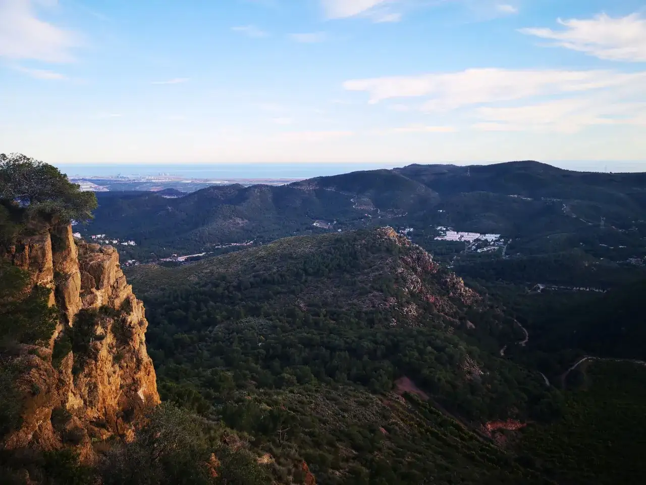 Paisaje monta&ntilde;oso con un acantilado rocoso al atardecer, como si fuera el lomo del **drag&oacute;n de la Calderona** vigilando el mar.