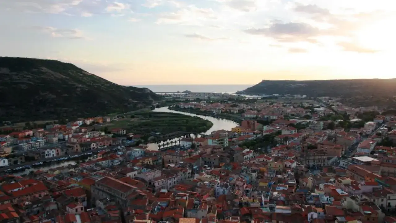 Vista aerea di Bosa, con il fiume Temo che attraversa la città e le colline della Planargia sullo sfondo.