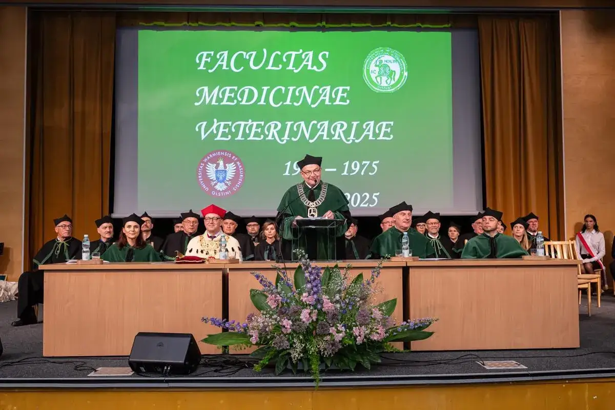 Uroczystość na Wydziale Medycyny Weterynaryjnej. Dowiadujemy się, jak zostać weterynarzem, słuchając przem&oacute;wienia.