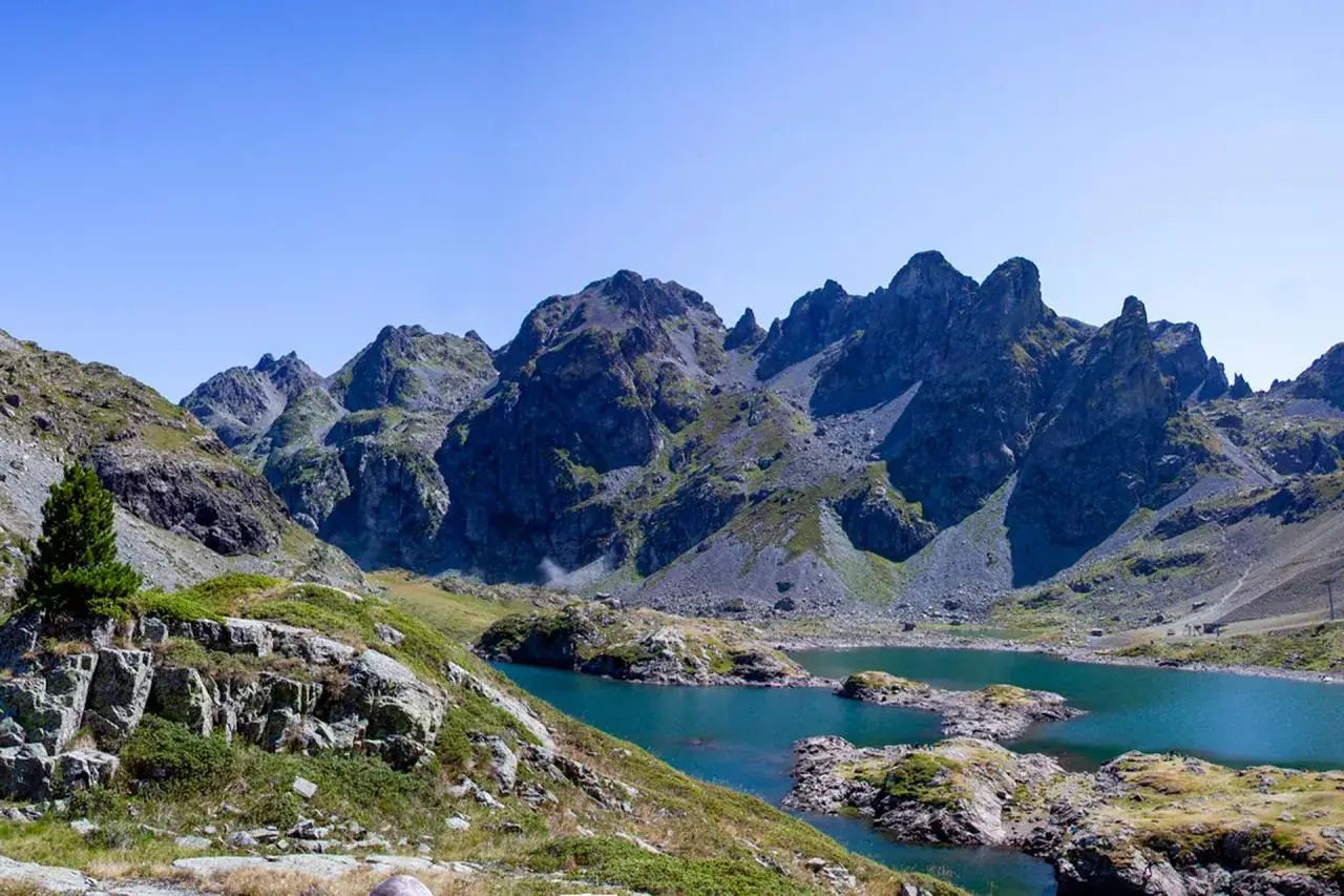 Vue panoramique du lac Robert, un joyau bleu entour&eacute; de montagnes rocheuses et de verdure.