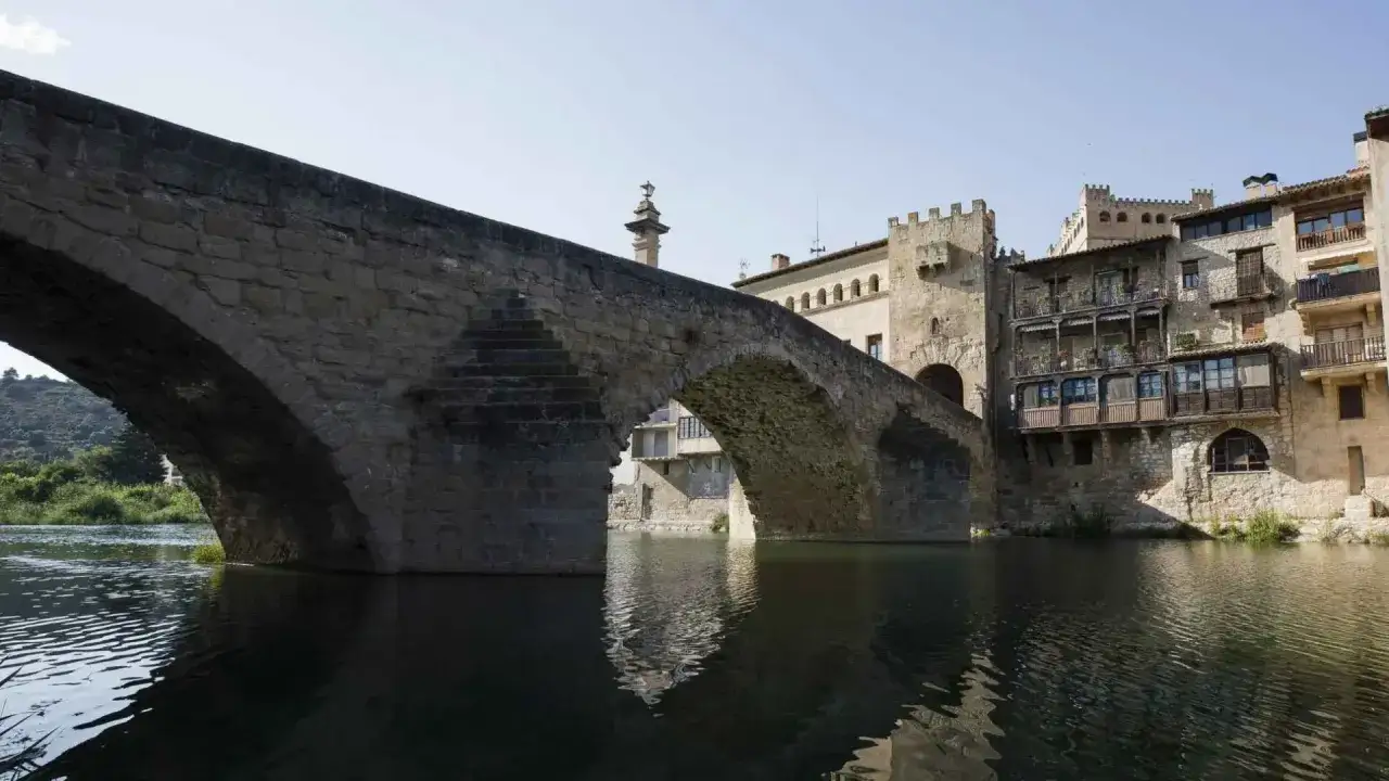 Puente medieval y casas colgantes sobre el r&iacute;o, un lugar imprescindible que ver en Valderrobres.