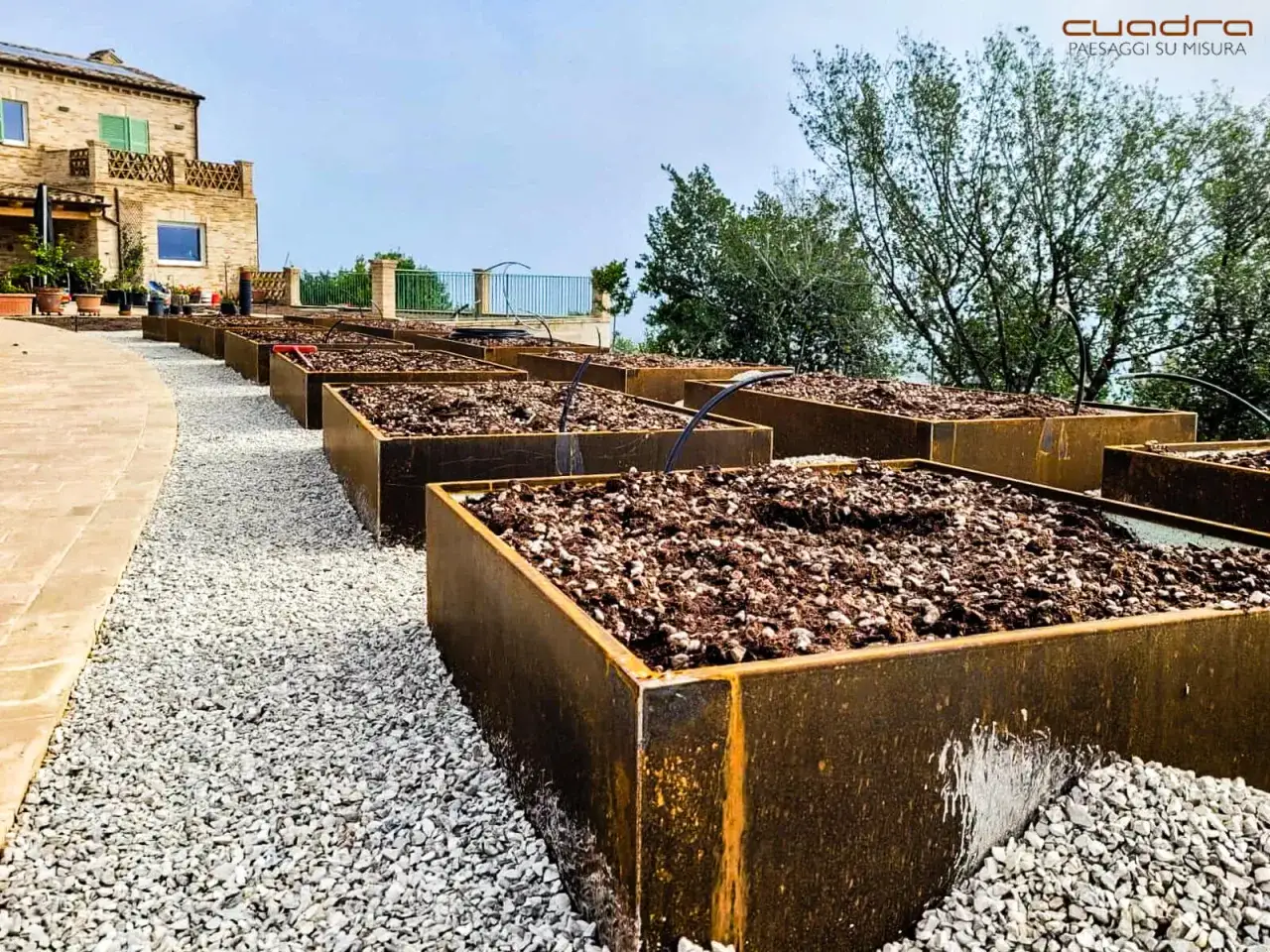 Filetti di terra pronti per piantare. Ecco come fare un orto in giardino con aiuole rialzate in metallo corten.