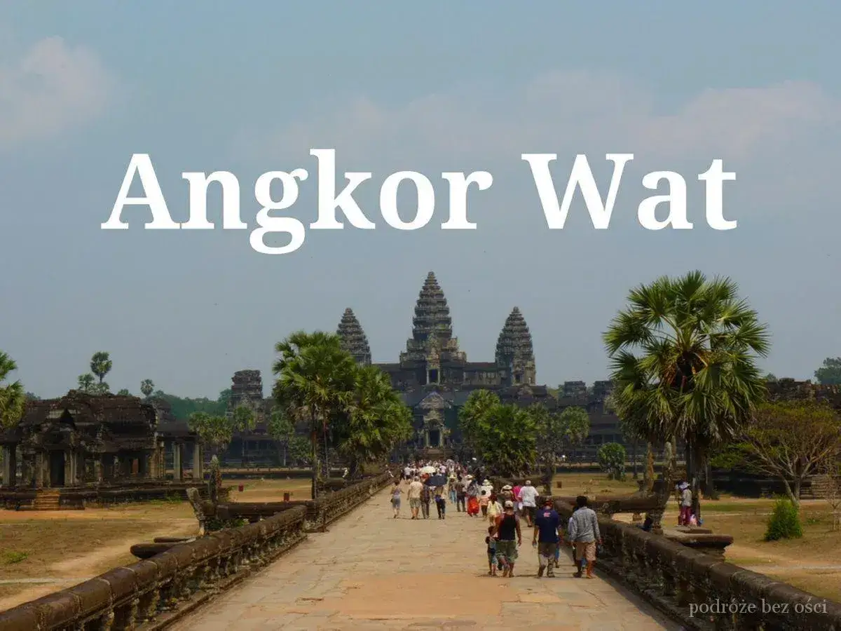 Angkor Wat, Kambodża co zobaczyć. Tłumy turystów na kamiennej ścieżce prowadzącej do majestatycznej świątyni.
