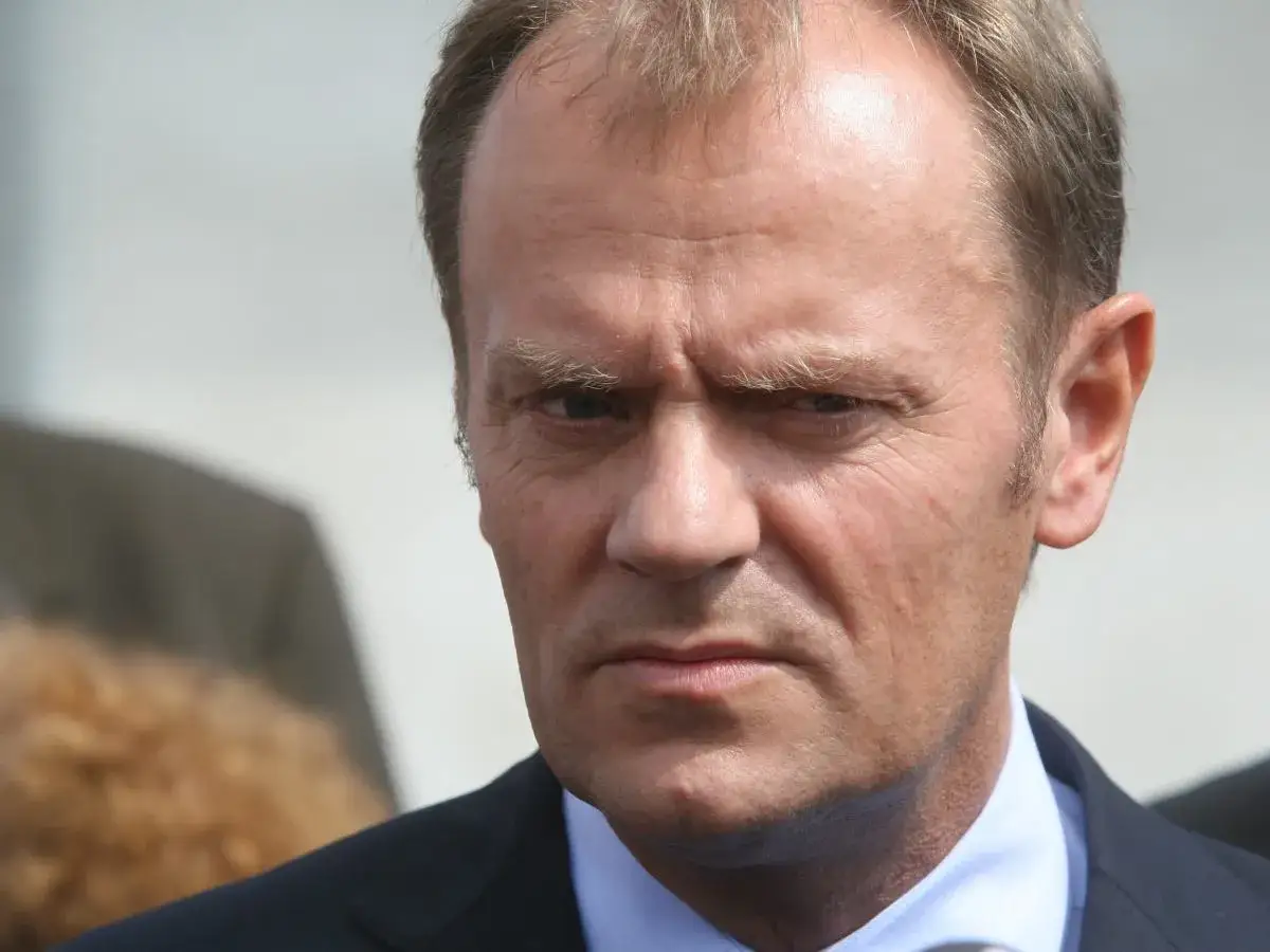 Portret Donalda Tuska. Wiele osób zastanawia się, czy Donald Tusk ma pochodzenie niemieckie, ale jego twarz wyraża polską determinację.