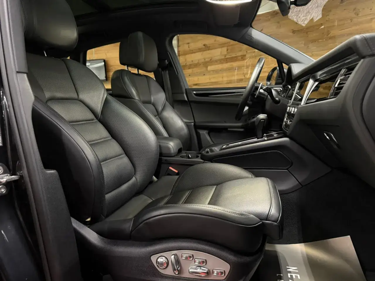 Der luxuriöse porsche macan s innenraum mit perforierten Ledersitzen und einem modernen Armaturenbrett.