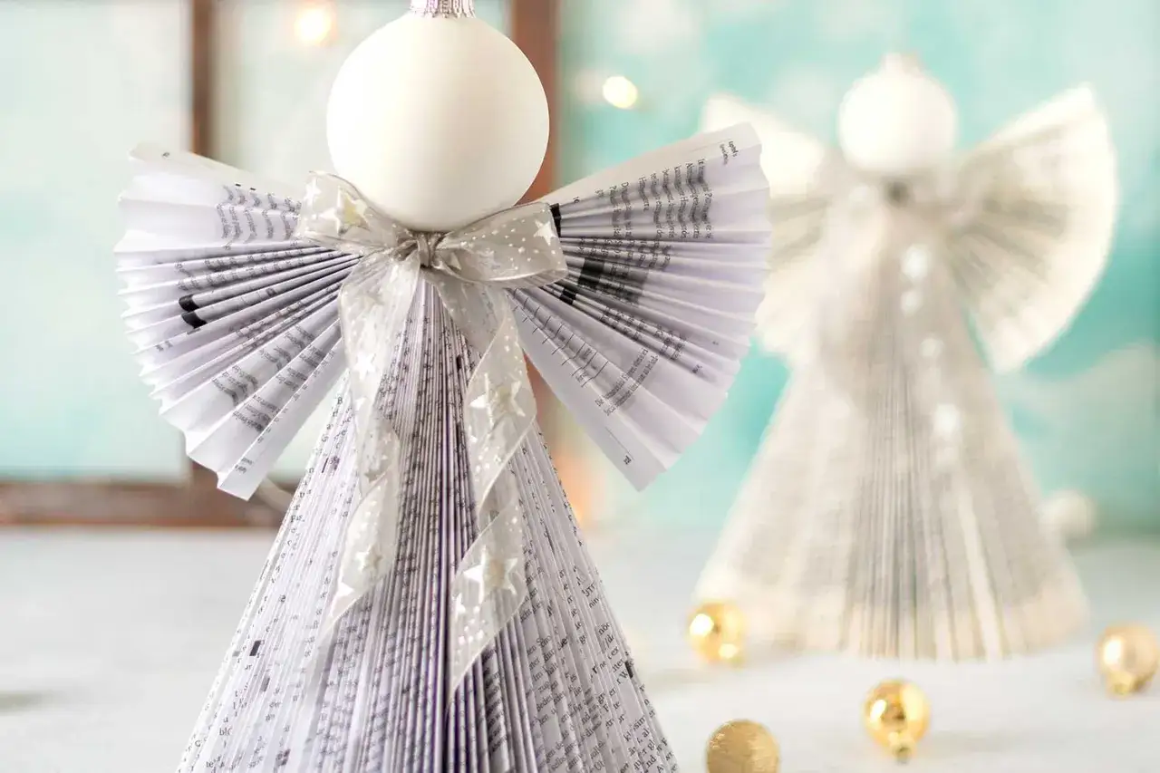 Basteln Sie mit uns Christbaumschmuck: zauberhafte Weihnachtsengel aus Buchseiten.