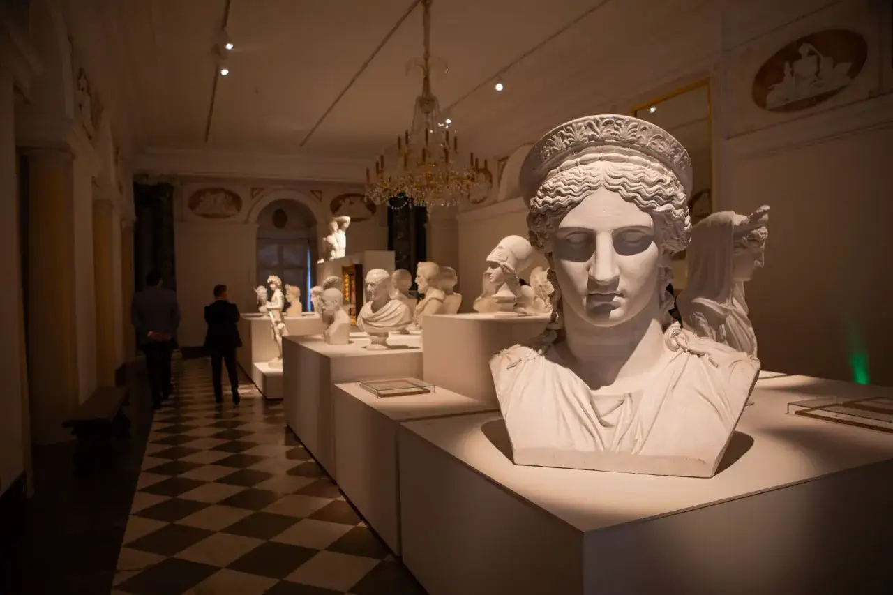 W muzeum zaprezentowano zbiór odlewów rzeźb antycznych. Wśród nich wyróżnia się popiersie kobiety w ozdobnej opasce.