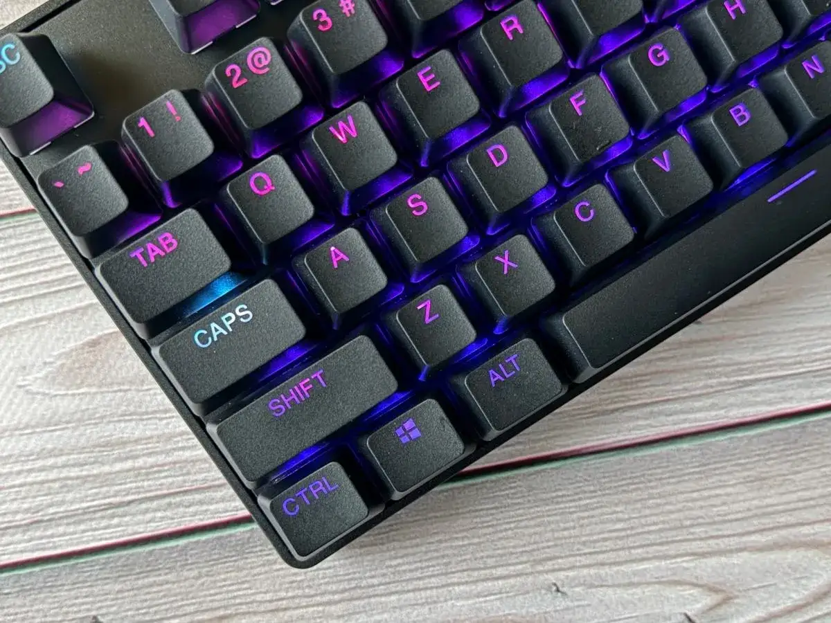 Klawiatura z podświetleniem RGB, idealna jako jaki keyboard dla początkujących. Widoczne klawisze: Tab, Caps Lock, Shift, Ctrl, Alt, cyfry i litery.