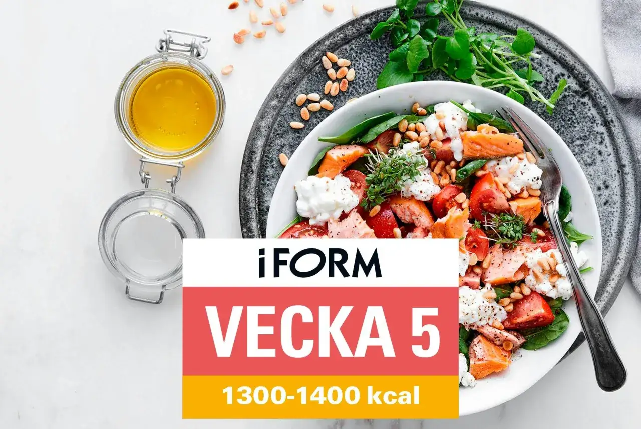 En fräsch lax- och tomatsallad med pinjenötter och ost, perfekt för en diet på 1300 kalorier per dag.