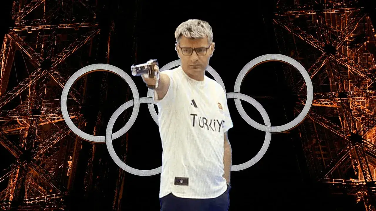 Yusuf Dikec, strzelec z Turcji, celuje z pistoletu na tle symboli olimpijskich i wieży Eiffla.
