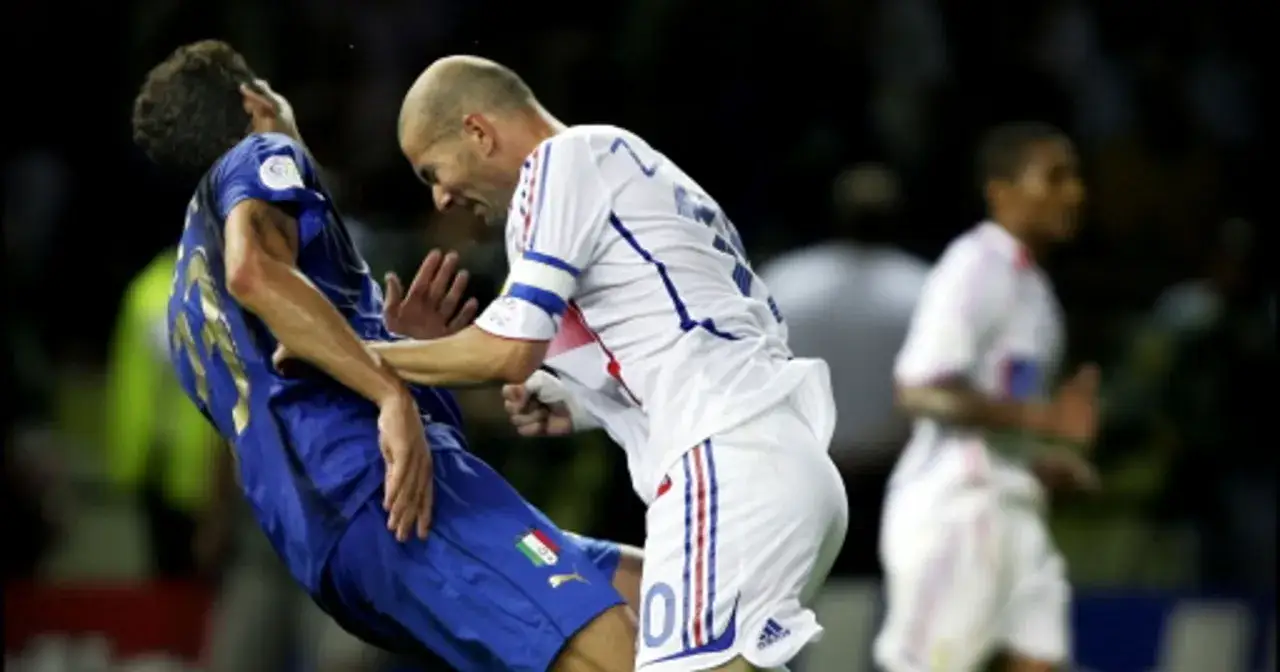 Zidane uderza Materazziego w klatkę piersiową.