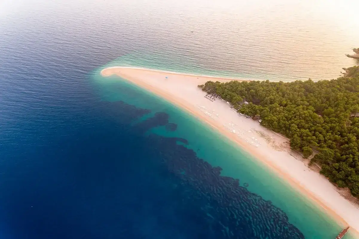 Plaża Zlatni Rat z lotu ptaka