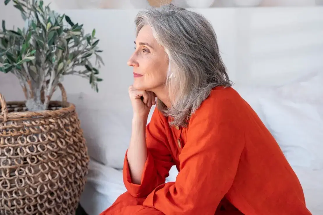 kobieta medytująca w naturze menopauza wsparcie