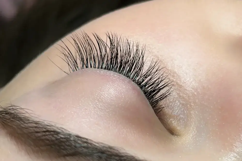 stylistka rzęs wykonująca pr&oacute;bę uczuleniową