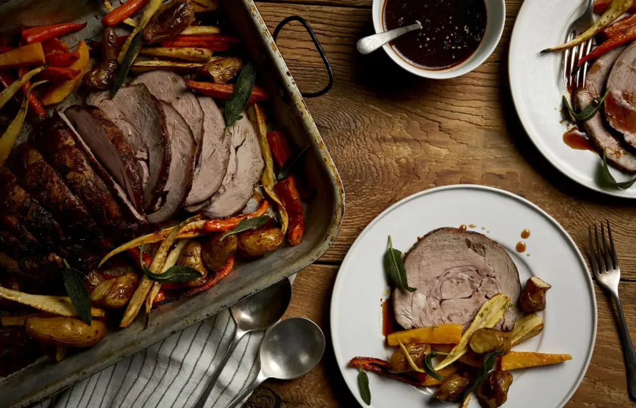 Un plat de paleron de veau confit, rôti avec des carottes, panais et pommes de terre, nappé d'une sauce savoureuse.