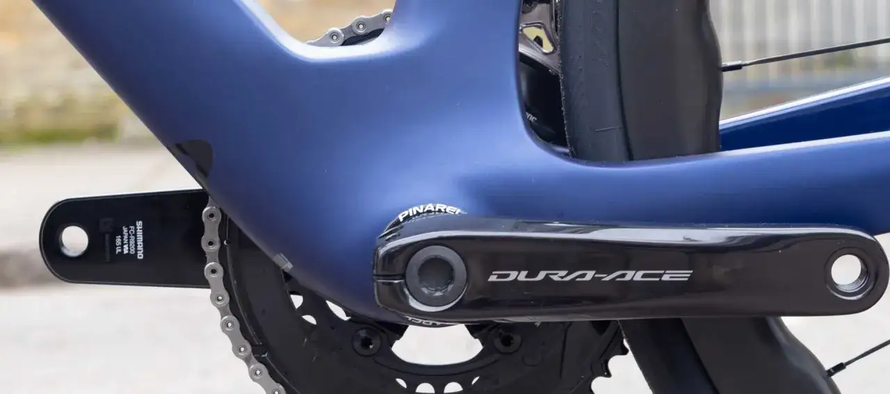 Szukasz informacji, jak dobrać suport do roweru? Zobacz ten fragment roweru z korbą Shimano Dura-Ace i ramą Pinarello.