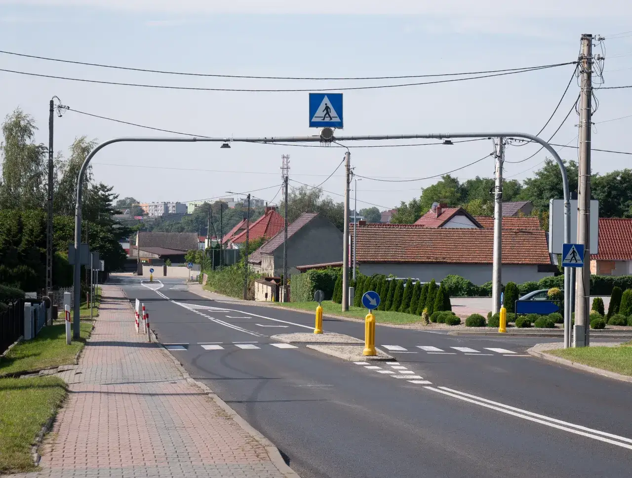 Droga z przejściem dla pieszych i znakami, przypominająca o zasadzie ograniczonego zaufania.
