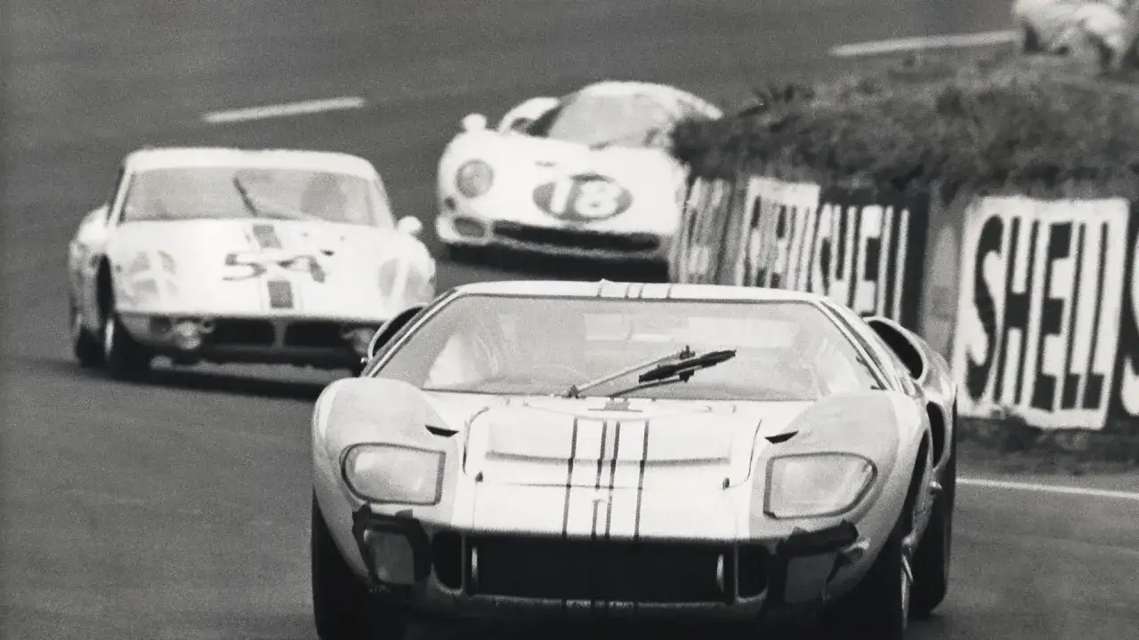 Wyścig Le Mans 1966. Ford GT40 na torze, za nim inne samochody.
